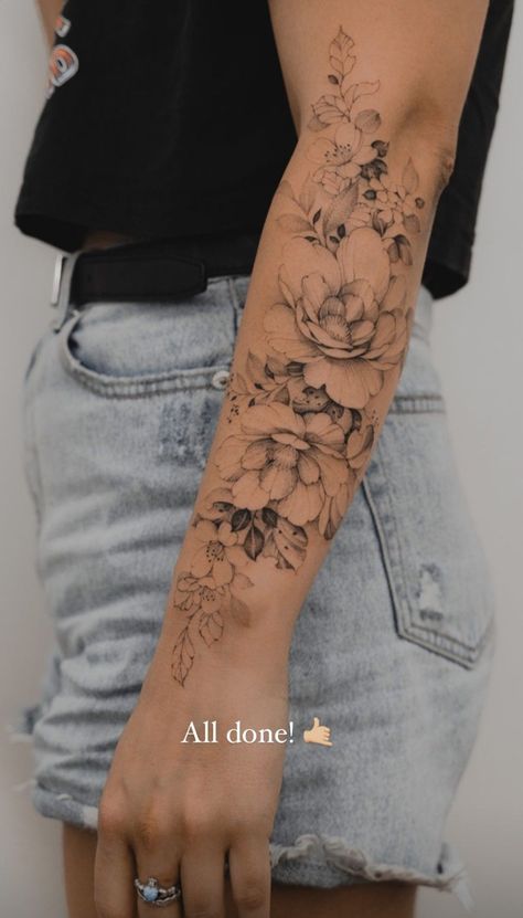 Alis Kalimero Blog Best Travel Tattoo Ideas, Flower Sketch Tattoo Design, Womens Sleeve Tattoo Peony, Womens Boho Sleeve Tattoo, Feminine Sleeve Tattoos For Women, Dainty Flower Tattoos Arm Sleeve, Dainty Womens Sleeve Tattoo, Womens Middle Back Tattoo, Woman Side Tattoo Ideas