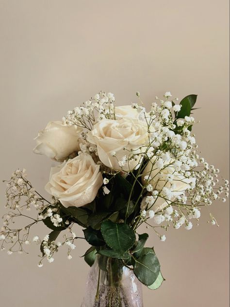 White Roses With Lavender Bouquet, White Rose And Baby’s Breath, White Roses With Baby Breath, White Rose Baby Breath Bouquet, Baby Breath Bouquet Aesthetic, Roses And Baby Breath Centerpiece, Babys Breath Wedding Bouquets, White Roses And Babysbreath Centerpieces, Baby’s Breath And Roses