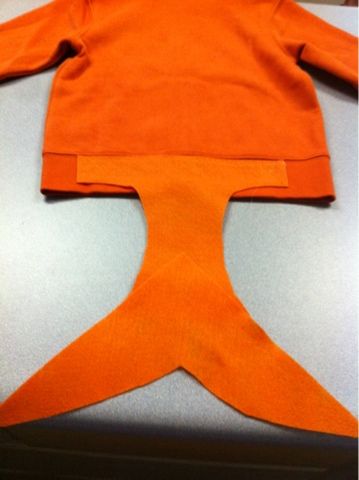 DIY Clownfish Costume Clownfish Costume Diy, Clown Fish Costume Diy, Clownfish Costume, Lorax Halloween, Fish Costume Kids, Diy Fish Costume, Rainbow Fish Costume, Fish Costumes, Under The Sea Costumes