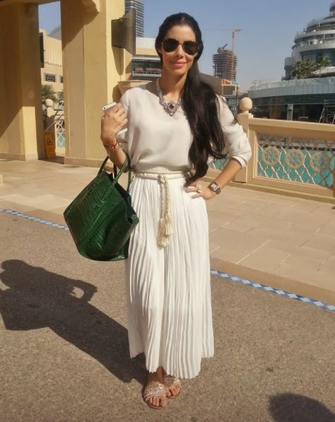 30 Most Popular Dubai Street Style Fashion Ideas Dubai Fashion Women Street Styles, Dubai Dress Code, Dubai Fashion Women, Dubai Street, What To Wear In Dubai, Abaya Designs Dubai, Dubai Outfits Ideas, Tourist Fashion, Dubai Street Style