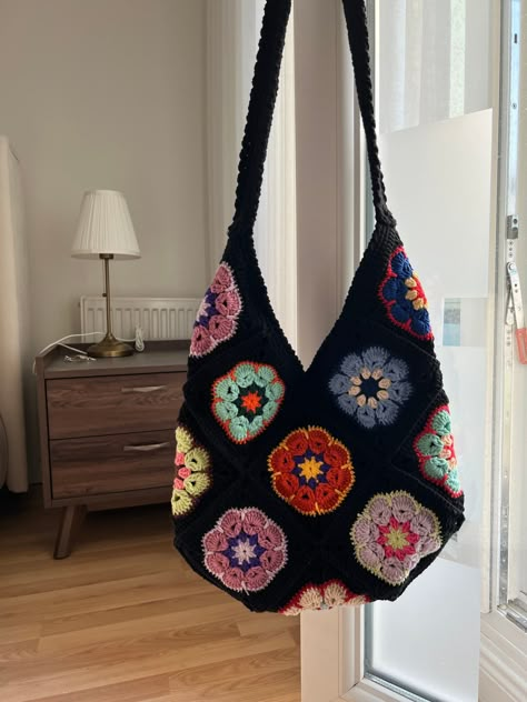 Black Granny Square Bag, Pink Granny Square Bag, Colorful Crochet Bag, Crochet Shop Ideas, Hippie Crochet Patterns, Black Crochet Bag, Granny Square Bags, Boho Crochet Bag, Hippie Tote Bag