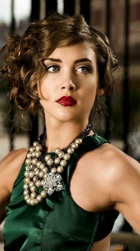 Green Dress With Red Lipstick, Red Dress Green Jewelry, Lip Color For Emerald Green Dress, Red Lip With Green Dress, Green Dress Red Lips, Makeup, Color