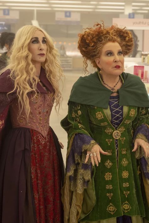 Sanderson Sisters Makeup, Hocus Pocus Costume Ideas, Sanderson Sisters Cottage, Bette Midler Hocus Pocus, Winnifred Sanderson, Winnie Sanderson, Winifred Sanderson Costume, Scarecrow Dress, Sanderson Sisters Costumes