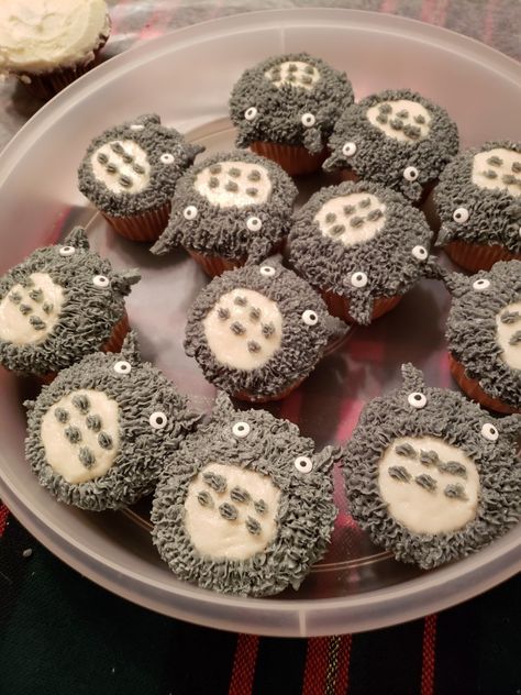 Totoro Cupcakes I made for my granddaughter's 1st birthday. Totoro Baking, Calcifer Cupcakes, Anime Cupcakes Ideas, Studio Ghibli Baking, Studio Ghibli Cupcakes, Ghibli Cupcakes, Totoro Cupcakes, Totoro Birthday Cake, Anime Cupcakes