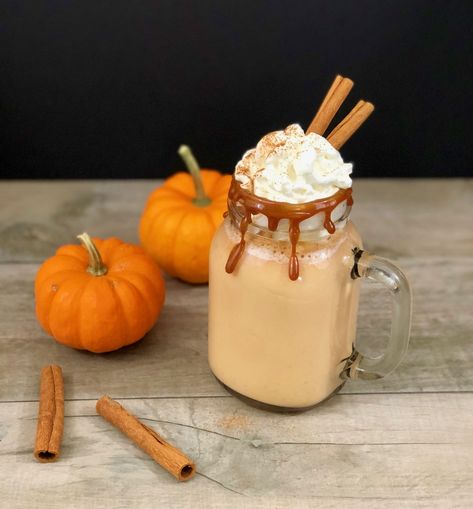 The traditional Mexican horchata gets a fall makeover with this delicious hot pumpkin dulce the leche horchata recipe. Combining the taste of pumpkin with almond milk this vegan, dairy free drink is easy to make and will surely become your new favorite winter drink. Pumpkin Horchata, Horchata Chai Dutch Bros, Pumpkin Horchata Cocktail, Horchata Cocktail, Mexican Hot Chocolate Recipe Abuelita, Authentic Mexican Hot Chocolate, Horchata Drink, Mexican Horchata, Horchata Recipe