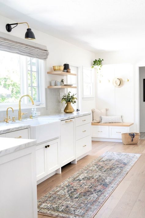 This rug's ornate design features traditional flora medallion motifs with a bordered pattern - a statement-making look we love in just about any room. The distressed finish creates a vintage-inspired appeal, while the power-loomed construction creates a durable, easy-care piece you'll love for years to come. Interior Minimalista, Classic Kitchen, White Kitchen Design, Style At Home, White Cabinets, Kitchen Style, Beautiful Kitchens, Küchen Design, Kitchen Room