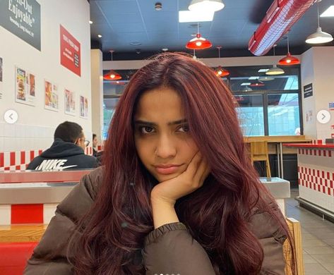 Red Hair On Brown Skin, Hair On Brown Skin, Red Hair Looks, Wine Red Hair, Black Hair Balayage, Red Hair Inspo, Wine Hair, Beauty Hair Color, Cherry Hair