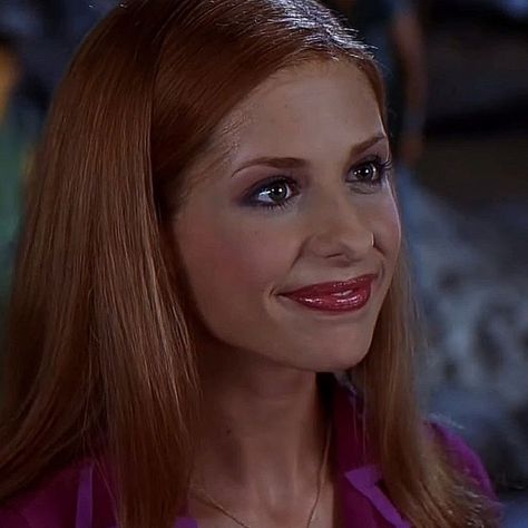 Sarah Michelle Gellar Daphne, Rita Skeeter, Daphne And Velma, Daphne Blake, Halloween Costumes Makeup, Sarah Michelle Gellar, Costume Makeup, Iconic Characters, Celebrity Crush