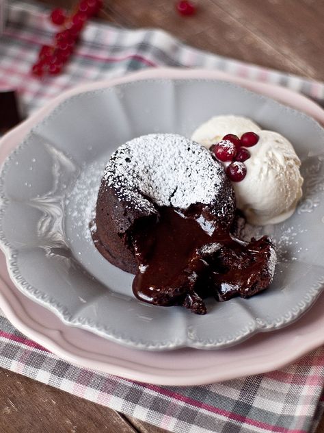 Jaleo en la Cocina: Coulant de chocolate... ¡El pecado chocolateado! Easy French Recipes, Coconut Hot Chocolate, Torte Cupcake, Chocolate Cake Decoration, Chocolate Lava, Chocolate Lava Cake, Chocolate Delight, Lava Cakes, Food Cakes