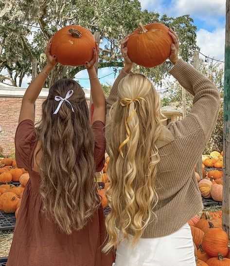 Pics To Recreate, Pumpkin Patch Photoshoot, Pumpkin Patch Pictures, Studera Motivation, Herbst Bucket List, Fall Pics, Fall Friends, Fall Inspo, Fall Photoshoot