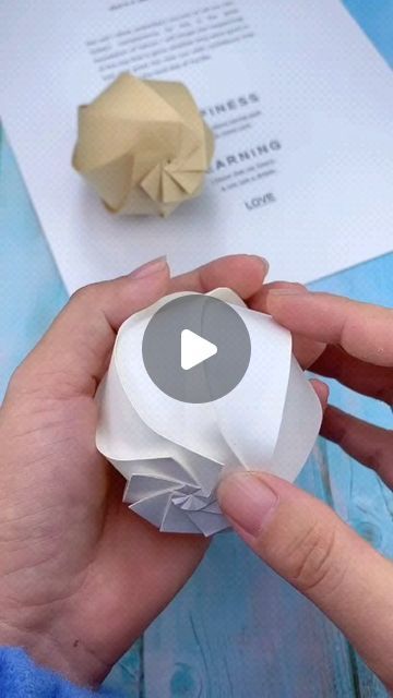 How To Make A Sphere Out Of Paper, How To Make Paper Ball, Paper Sphere, Ballon Diy, Paper Petals, Paper Folding Techniques, Paper Globe, Paper Ball, Paper Folding Crafts