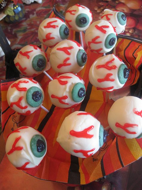 eye balls  cake pops Eyeball Cake Pops, Eyeball Cake, Eyeballs Halloween, Mad Scientist Party, Baking Treats, Halloween Cake Pops, Eye Balls, Easy Halloween Party, Pop Ideas