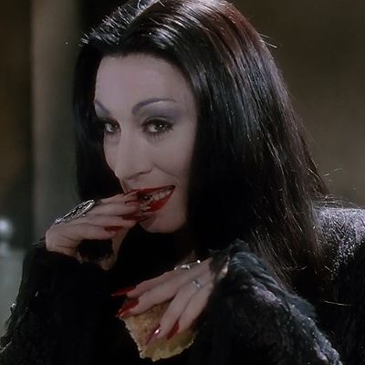 Addams Family 1991, Addams Family Morticia, Morticia And Gomez Addams, Types Of Goth, Gomez And Morticia, Gomez Addams, Addams Family Wednesday, Carolyn Jones, Anjelica Huston