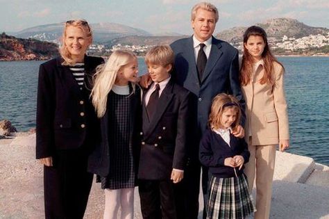 EVGENIA GL HAPPY FAMILY ONASSIS Athina (far right) on a trip to Athens with Roussel, her half-siblings, and stepmother Gaby. Old Money Family, Siblings Photos, Aristotle Onassis, Half Siblings, Money Girl, Ballet Beautiful, Step Mother, Studio Portraits, Rare Photos