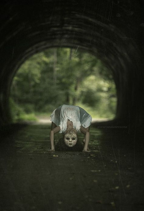 Tara Mapes Photography Headless Horseman Photoshoot, Tunnel Photoshoot Ideas, Kids Spooky Photoshoot, Halloween Photoshoot Ideas Family, Creepy Halloween Photoshoot, Creepy Doll Photoshoot, Family Halloween Photoshoot Ideas, Horror Portrait Photography, Gothic Family Photoshoot