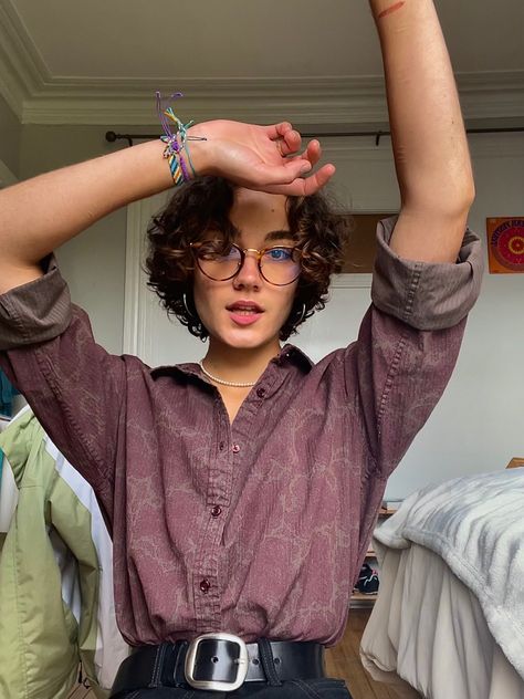 Isabel Hendrix Outfits, Unisex Curly Haircut, Messy Curly Hair Short, Short Curly Haircuts 2c, Lesbian Curly Hair Short Hairstyles, Gender Fluid Curly Hair, Queer Short Curly Hair, Curly Short Hair Nonbinary, Gender Neutral Curly Haircut