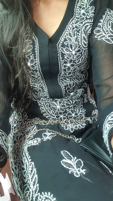 Outfit inspo🖤 Chikankari kurti Chikankari Kurti Aesthetic, Kurti Aesthetic, Rainy Wallpaper, Desi Dress, Chikankari Kurti, Poses Instagram, Selfie Poses Instagram, Selfie Poses, Black Aesthetic