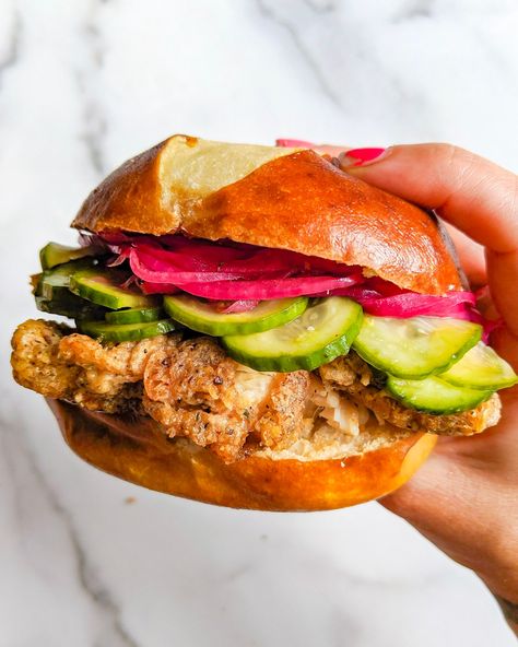 Healthy Fried Chicken Sandwich (with a vegetarian option!) | Liz Moody Gluten Free Fried Chicken, Healthy Fried Chicken, Sandwich Healthy, Healthy Breakfast Sandwich, Restaurant Designs, Cheesy Chicken Broccoli, Broiled Chicken, Chicken Sandwich Recipes, Fried Chicken Sandwich