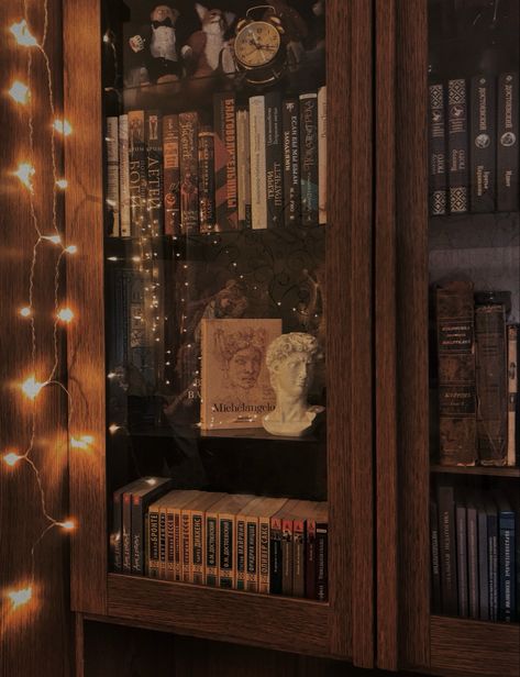 Victorian Dark Academia Aesthetic, Light Academia Winter Aesthetic, Dark Academia Aesthetic Christmas, Light Academia Christmas Aesthetic, Christmas Academia Aesthetic, Dark Academia Christmas Wallpaper, Cozy Dark Academia Bedroom, Dark Academia Winter Aesthetic, Dark Academia Snow