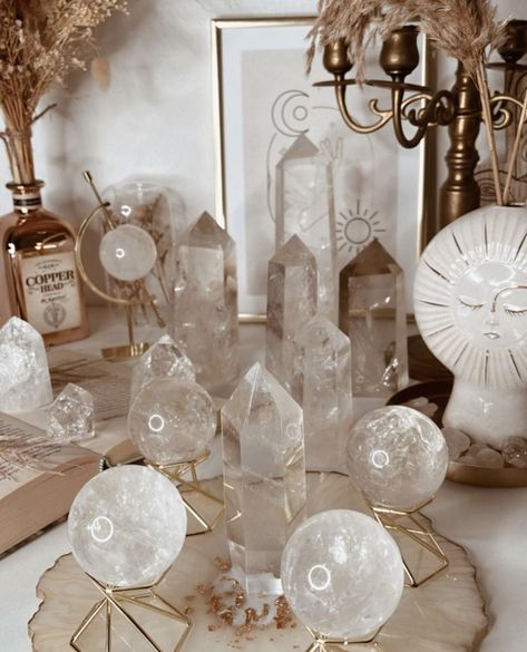 Crystal Meditation Room, Crystal Altar Aesthetic, Crystal Shop Interior, Barndo Designs, Crystal Setup, Crystal Healing Room, Crystal Office, Crystal Collection Display, Crystal Alter