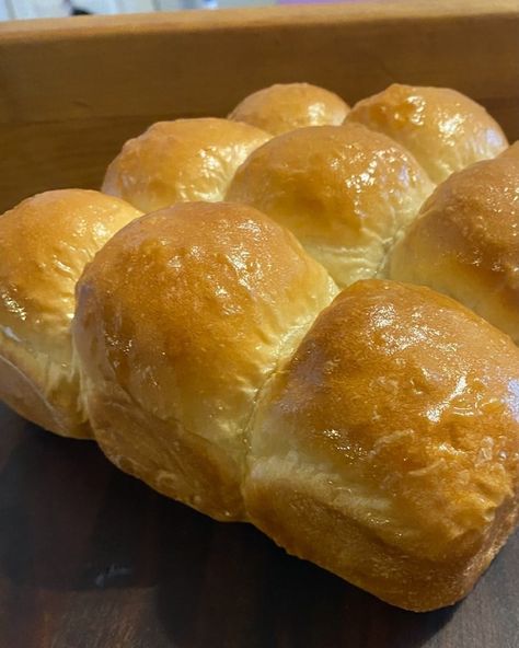 Tangzhong: The Japanese Secret to the Fluffiest Bread Tangzhong Method, Morning Bun, Fluffy Bread, Dinner Rolls Recipe, Sourdough Baking, Hawaiian Rolls, Types Of Bread, Cooking Wine, Instant Yeast