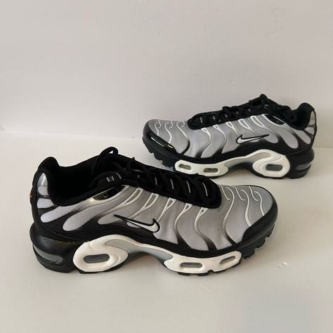 Nike Air Max Plus (Gs) Black Metallic Silver Size 7y Women’s 8.5 Cd0609-018 New Without Box Nike Airmax Excee, Nike Tn, White Basketball Shoes, Nike Gold, Shoes Nike Air, Nike Air Max Tn, Air Max Plus, Nike Air Max Plus, Navy Shoes