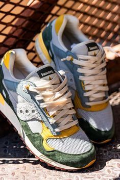 Retro Sneakers Mens, Men’s Sneakers, Mens Sneakers Fashion, Mens High Top Sneakers, Best Sneakers For Men, Men Shoes Casual, Saucony Sneakers, Saucony Shadow, Shadow Silhouette