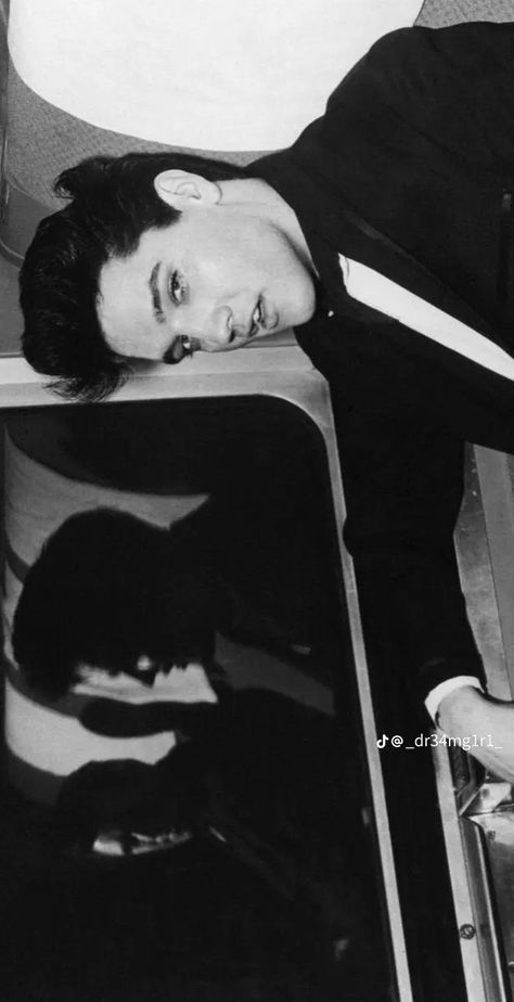 Elvis Presley Wallpaper, Elvis Wallpaper, Sean Leonard, Elvis Presley Images, Young Elvis, Elvis Presley Pictures, Elvis And Priscilla, Elvis Movies, Elvis Presley Photos