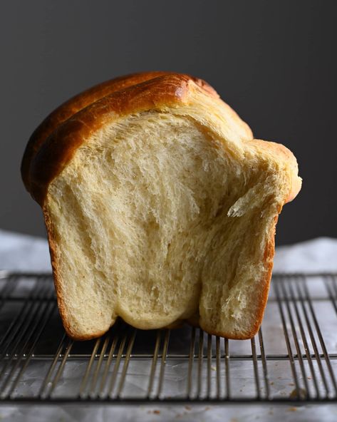 Super soft and tender homemade brioche made milk bread style and with brown butter so it has a nutty or subtle 'toffee' like flavor. Brown Butter Bread, Brioche Recipe Ideas, Homemade Brioche Bread, Fall Bread, Bread Style, Local Recipes, Homemade Brioche, Savory Breads, Brioche Recipe