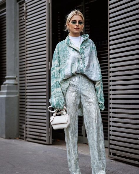 56468d5607a5aaf1604ff5e15593b003 Silver Pants, Looks Street Style, Festival Looks, Street Style Inspiration, Mode Inspo, 가을 패션, Inspiration Mode, Birthday Outfit, Look Cool