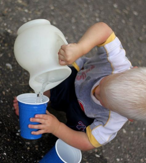 Gaining confidence pouring water with one hand Pouring Activity, Crayon Activities, Flow Of Water, Pouring Water, Busy Activities, Feeding Toddlers, Easy Activities, Busy Toddler, Teaching Preschool