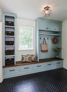 30+ Fantastic mudroom ideas offering amazing storage solutions Mudroom Shelves, Cottage Laundry Room, Fall Entryway Decor, Mudroom Makeover, Aesthetic Interior Design, Mudroom Ideas, Mudroom Decor, Diy Mudroom Bench, Art Deco Interior Design