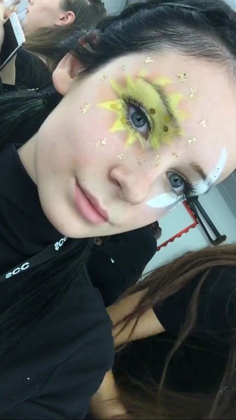 Sun and moon / Day and night //Festival look Planet Face Paint, Sun Face Paint, Sun And Moon Makeup, Androgynous Makeup, Moon Day, Makeup Ojos, Night Festival, Paint Inspo, Effects Makeup