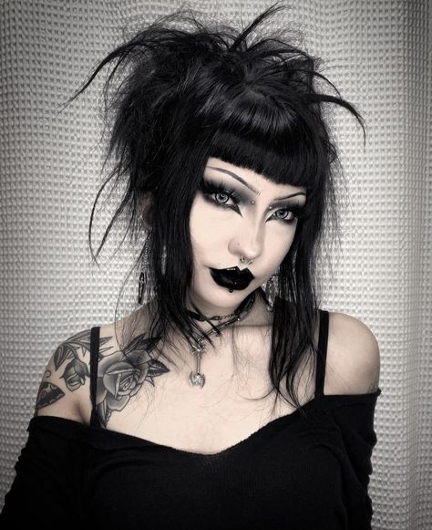 Goth Hair Ideas, Goth Vampire Makeup, Perky Goth, Gothic Hair, Afro Punk Fashion, Goth Vampire, Vampire Makeup, Punk Makeup, Gothic Hairstyles