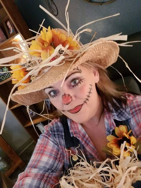 Scarecrow Fancy Dress, Cute Scarecrow Costume, Scarecrow Dress, Diy Scarecrow Costume, Halloween Costumes Women Scary, Halloween Costumes Scarecrow, Diy Scarecrow, Glow Halloween, Most Creative Halloween Costumes