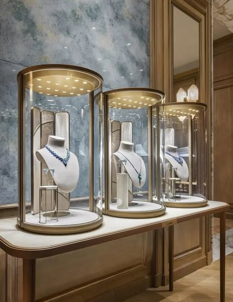 Modern Jewelry Store, Jewelry Store Displays, Jewelry Store Interior, Marble Flooring Design, Jewelry Box Design, Retail Store Interior Design, Jewelry Store Design, Jewellery Shop Design, Glass Showcase