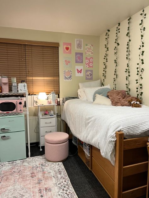 Img Academy Dorm, Dorm Closet Aesthetic, Dorm Room Kpop, Dorm Triple, Uiuc Dorm, College Dorm Room Pink, Lmu University, University Dorm Aesthetic, Mizzou Dorm