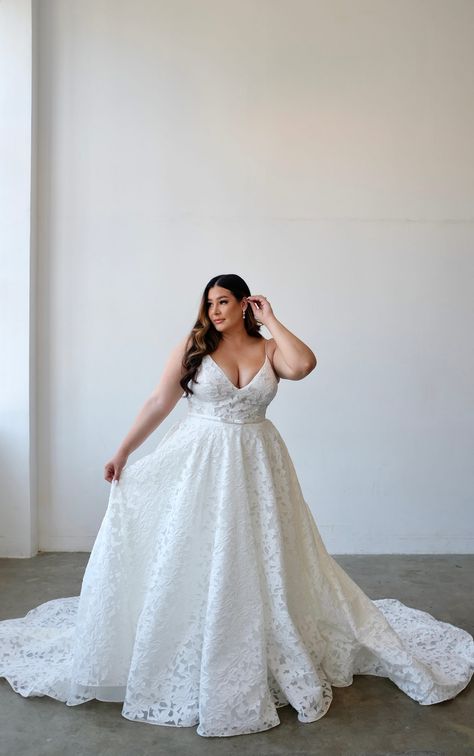 simple plus size lace a-line wedding dress with enlarged lace and v-neckline - 1467 by Martina Liana Plus Size Wedding Reception Dress, A Line Wedding Dress Plus Size, Floral Shoot, Unique Plus Size Wedding Dresses, Plus Size Ball Gown, Curvy Wedding, Plus Wedding Dresses, Simple Wedding Gowns, Plus Size Bridal