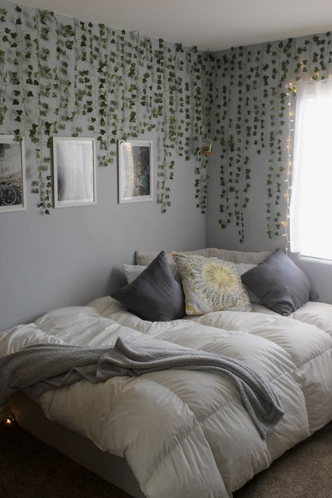 Greenery Bedroom Wall, Behind Bed Wall Decor Aesthetic, Lavender Rooms Bedrooms, Bed Inspo No Headboard, Bedroom Leaves Decor, Beds Without Headboards Aesthetic, Beds With No Headboard Ideas, Whole Bedroom Ideas, Vine Placement Ideas Bedroom