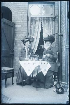 EDWARDIAN LADIES TAKING TEA Edwardian Women, Photography Tea, Cuppa Tea, 사진 촬영 포즈, Victorian House, My Cup Of Tea, Tea Art, Foto Art, Look Vintage