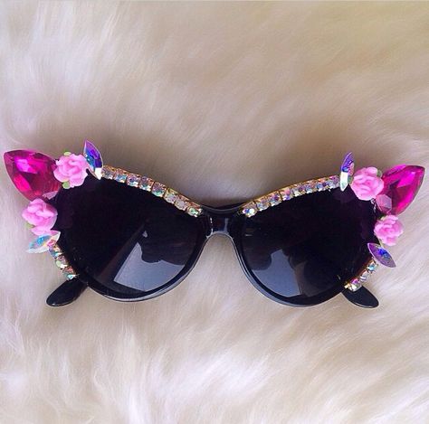 Diy Sunglasses, Swarovski Sunglasses, Cat Eye Colors, Fake Glasses, Funky Glasses, Cute Sunglasses, Pink Swarovski, Fashion Eye Glasses, Cute Glasses