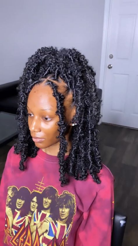 Butterfly Locs Braids, March Hairstyles, Aussie Hair Products, Cabello Afro Natural, Short Box Braids Hairstyles, Butterfly Locs, Textured Curly Hair, Braids Styles, Faux Locs Hairstyles