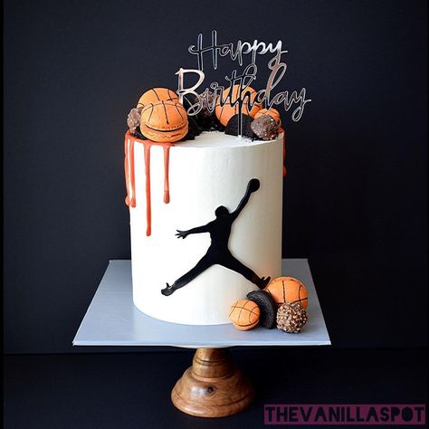 Sara Amini | Cake Designer (@thevanillaspot) posted on Instagram • Aug 30, 2020 at 3:45pm UTC Basketball Hoop Cake, Basketball Cake Topper, Basketball Birthday Cake, Cake Designs For Boy, Sports Themed Cakes, Basketball Cake, Sport Cakes, Basketball Birthday, Chocolate Drip