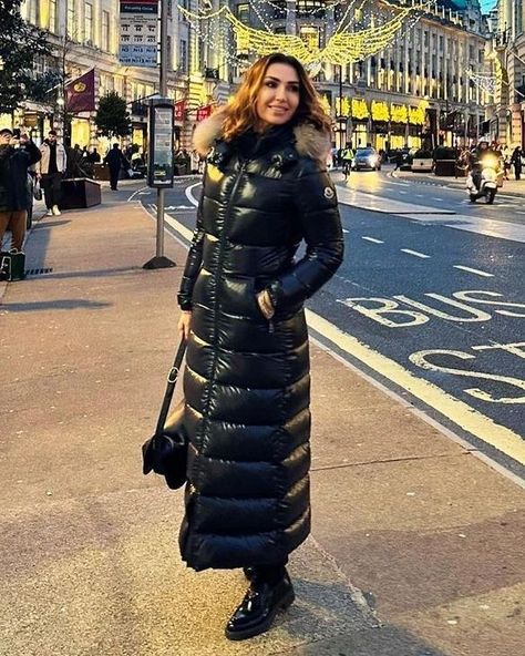 Moncler Jacket Women, Beanie Fashion, Snow Mountains, Instagram London, Fur Hood Jacket, Fur Hood Coat, Moncler Jacket, Long Puffer, Fur Coats Women