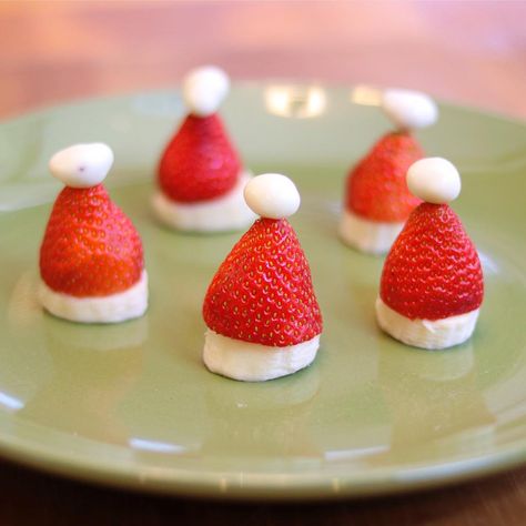 Strawberry banana santa hats with yogurt raisins Strawberry Christmas Desserts, Banana Santa, Snacks For Christmas, Strawberry Santa Hats, Strawberry Santa, Desserts Strawberry, Strawberry Santas, Christmas Strawberry, Holiday Snack