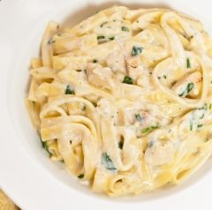 Greek Yogurt Fettuccini Alfredo - Helps with fatigue, easy to digest, easy to swallow, high protein. Alfredo Sauce Recipe Easy Heavy Cream, Cream Cheese Pasta Sauce, Salsa Alfredo Receta, Spinach Fettuccine, Macaroni Grill, Salsa Alfredo, Alfredo Sauce Recipe Easy, Fettuccine Recipes, Cheese Sauce For Pasta