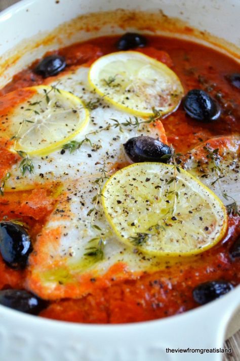 Baked Fish in Fresh Tomato Sauce Baked Sole, Fresh Tomato Sauce Recipe, Sole Recipes, Top Desserts, Food Savoury, Fresh Tomato Sauce, Tomato Sauce Recipe, Fish Dinner, Summer Eating