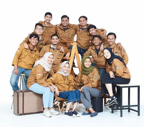 Foto bareng di studio pake jaket kelas kayak foto ini, keren banget gak sih. Apalagi kalau jaketnya bikin di Arto Konveksi pasti bakalan sekeren ini, cus kepoin di link ya.. Konveksi kita udah pengalaman sejak 2013. Varsity Hoodie, Hen, Ootd, Zelda Characters, ? Logo, Fictional Characters, Quick Saves, Instagram, Design