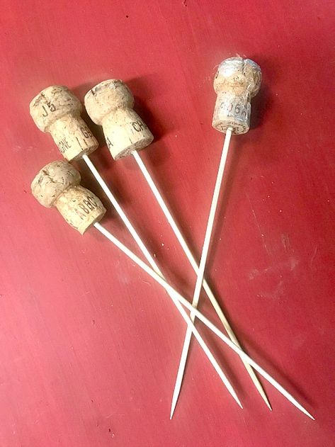 Mushroom Cork Diy, Cork Mushroom Diy, Champagne Cork Mushrooms, Wine Cork Mushroom, Champagne Cork Crafts Diy, Diy Plant Stakes, Cork Mushrooms, Wine Corks Ideas, Painting Cork