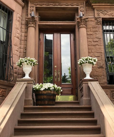 Inside The Home Of The “Princess of Harlem” & How She’s Continuing Her Family’s Legacy #refinery29 https://www.refinery29.com/en-us/2023/02/11276294/harlem-home-tour-dardra-coaxum Harlem Brownstone, 1920s Apartment, Harlem Apartment New York, Harlem Apartment, New Orleans Apartment Building, 125th Street Harlem, Home Decor Sites, Apartment Tour, Retro Interior